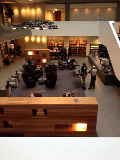 2階からロビーを望む