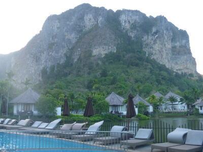 プールとコテージ