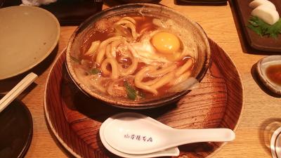 行列のある味噌煮込みうどん店