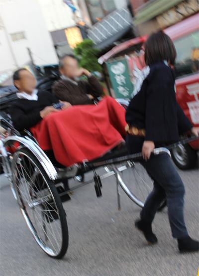 浅草の人力車は15分一人3000円くらいから