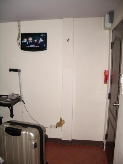 壁に掛かった　小さいテレビ