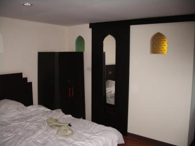 扉の向こうが　トイレとシャワー　蚊と下水臭いので閉めっぱなし