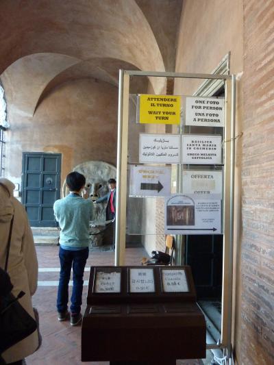 シャッター後は厳粛な気持ちで教会のドアを開けよう。