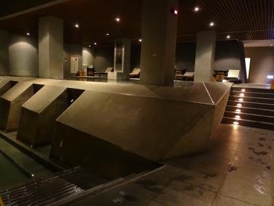 大浴場。階段上に湯船が設置されています