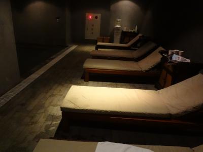 大浴場のデッキチェア。奥に給茶機と雑誌コーナー