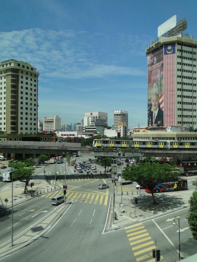 部屋からの眺望です。目の前が基幹道路でした。