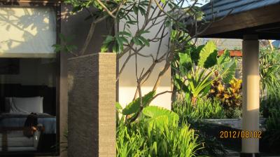 プールから眺めたサブベッドルーム、メインと別棟です♪