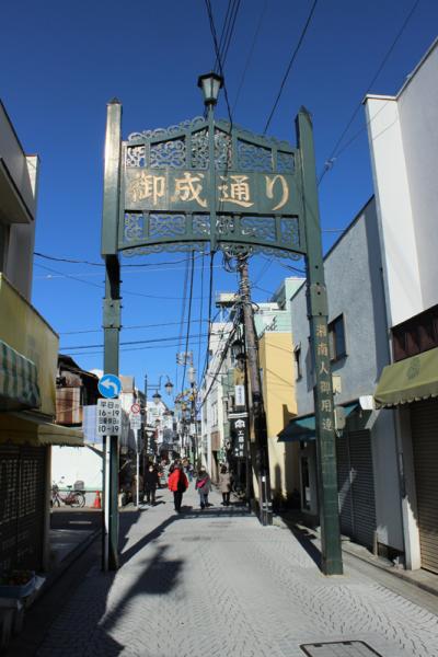 鎌倉駅西口駅前の江ノ電前から始まる道