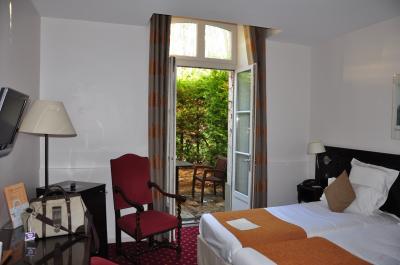 植木で区切られた専用の中庭つきです