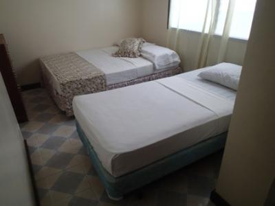 附属の寝室でツインのベッド