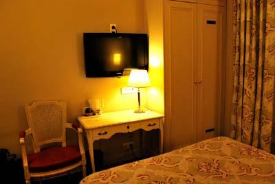 イスが大きいので机の前に置くと身動きがとれなくなる！