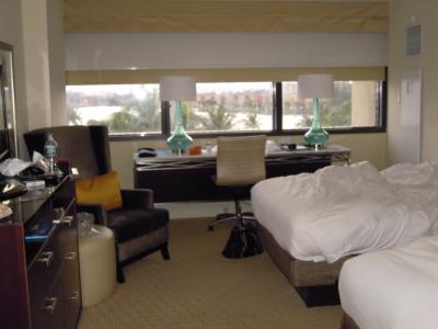 室内です。窓からは人工湖が見えます