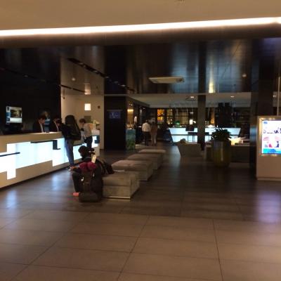 広く現代的なホール