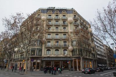 グラシア通りに立つ堂々とした建物です