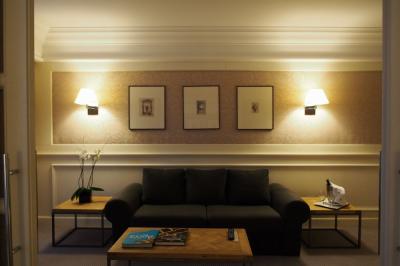 ジュニアスィートの居室は上品なインテリアです