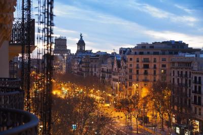 お部屋のバルコニーから遠くにカサバトリョを眺められます