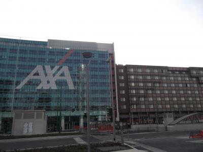 駅でて、右をみるとすぐホテル（茶色の建物）