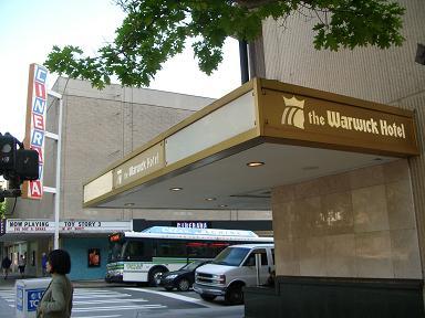 ホテル前に空港行のバス停がありました