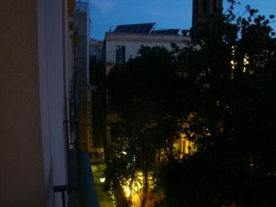 狭い路地の隣はパティオがありました