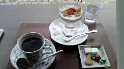 不思議な異空間のようなカフェです。