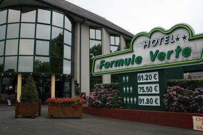 この通りには同じようなホテルが何件か並んでいます