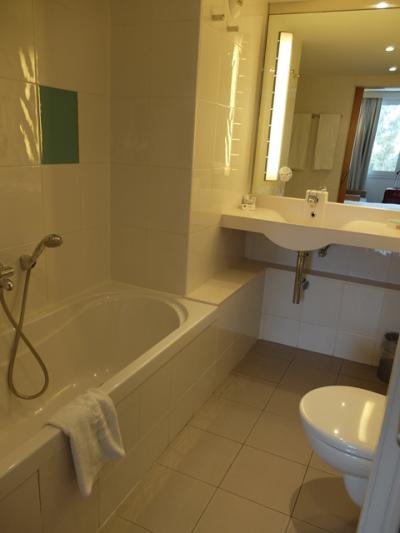 浴槽のほか、独立したシャワーブースあり。