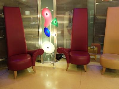 ロビーには、ちょっと変わったデザインの椅子やオブジェあり。