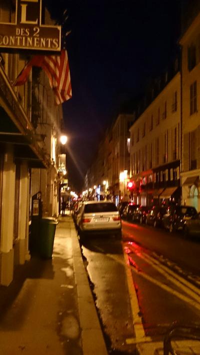 夜、ホテルを出たところ