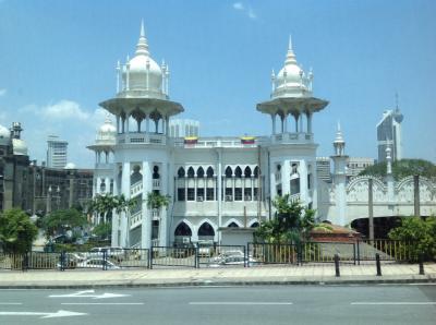 イスラム風の白亜の外観が荘厳