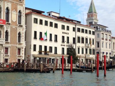 サンマルコ広場のすぐ近く。水上タクシーで乗りつけられます。