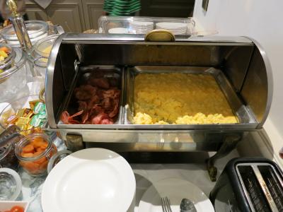 食べ物を取るとすぐに補充してくれます