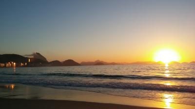 ホテルの真ん前の海岸で撮影した朝日です。