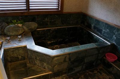 お部屋の石造り、源泉かけ流しの内風呂