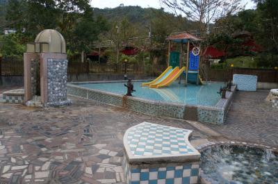 滑り台のある露天風呂(温水プール）