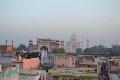 屋上レストランからの眺め。タージまでの距離は近いほう。