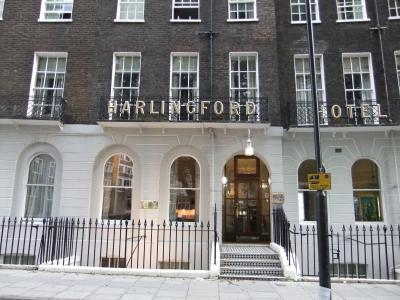 公園に面したアーチ状のB&B街の一番左端