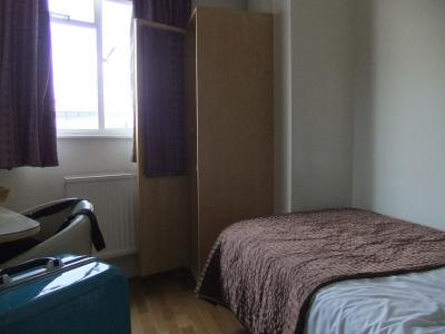 シングルの部屋　　スーツケースは床で広げられます