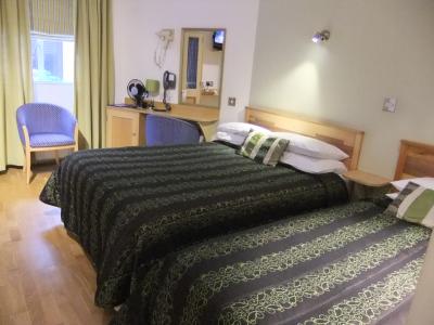 ツインの部屋　　ファブリックが素敵です