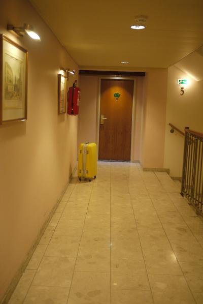 写真の手前の角を曲がるまでは絨毯が敷かれていたんですが