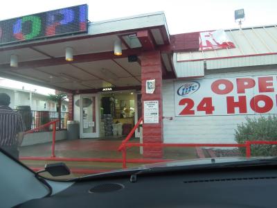 敷地内にある酒屋。