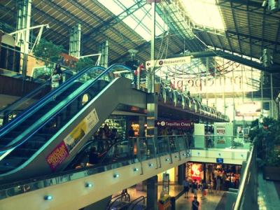 プリンチペピオ駅のショッピングモール。ZARAHOMEもあり