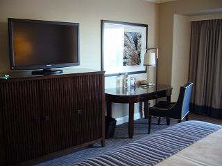 大きなテレビとデスクも備わっています