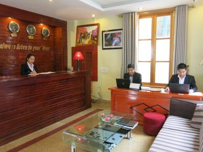 ホテルのレセプションと優秀なスタッフ。日本語は残念ながら..