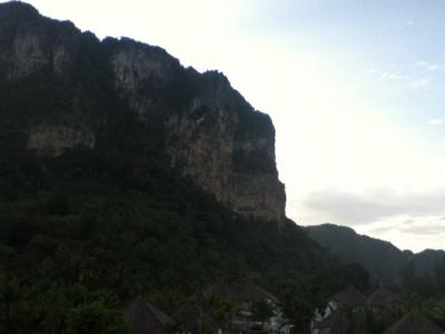 ホテルに隣接した岩山。