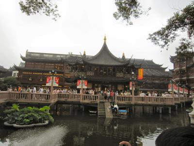 上海の大繁華街　、庭園、商店、寺院、旧市街が合体した観光買い物センター