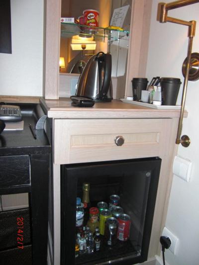 ミニバー下の冷蔵庫と湯沸かしポット