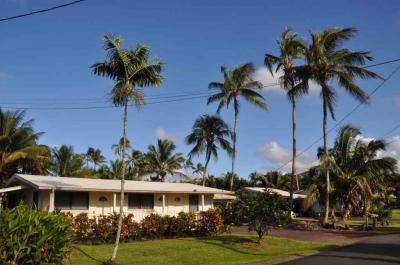 ヒロ市内からほどほど離れ、静かな海辺の住宅地域にある
