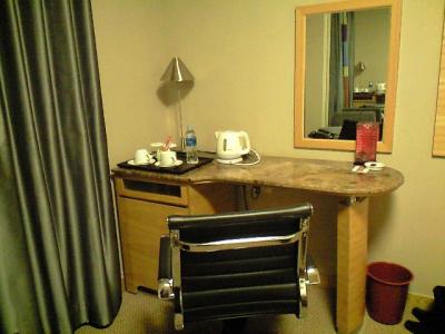 デスクとティーセット