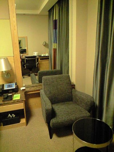 ソファー、奥に姿見