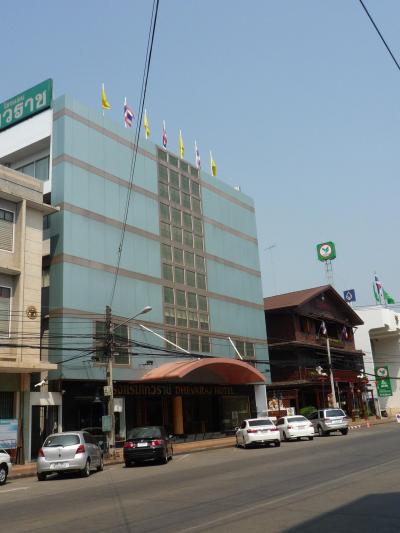 ホテルは街の中心部に位置します。